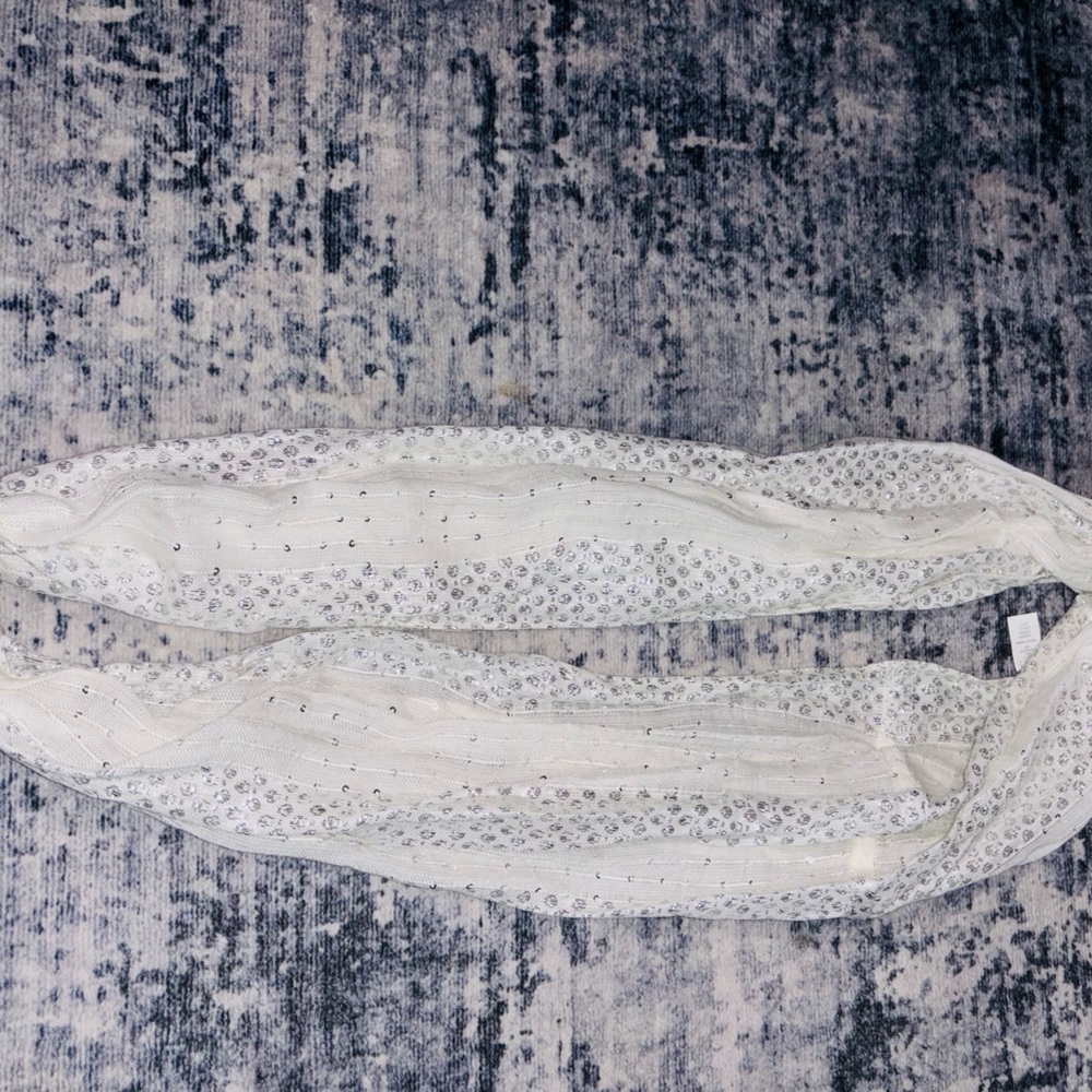 OBLONG BEIGE & Silver SCARF!
Children’s Place | Ages 5-12 YRS. |